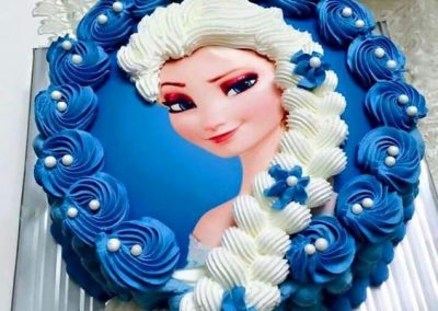 Photo 1 Gâteau Elsa la Reine des Neiges et sa jolie tresse - Décoration à la poche à douille - Ma Folie Des Fêtes