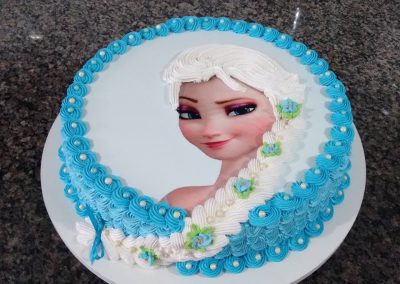 Photo 2 Gâteau Elsa la Reine des Neiges et sa jolie tresse - Décoration à la poche à douille - Ma Folie Des Fêtes