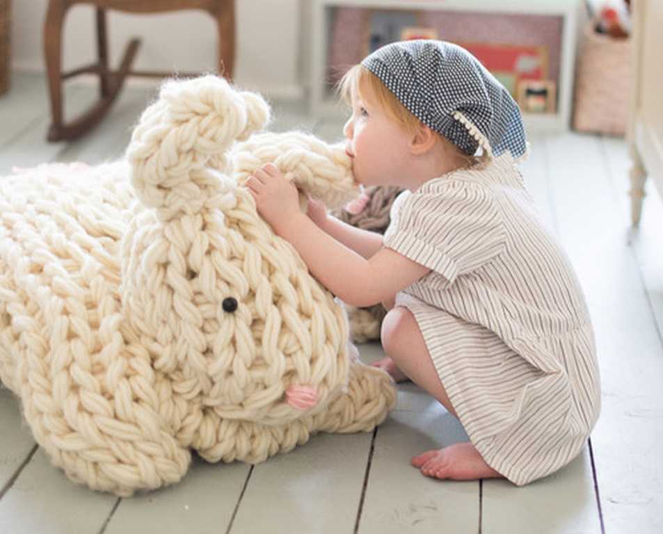 DIY - Tricoter avec les bras un lapin géant réconfortant (photo 2) - Ma Folie Des Fêtes