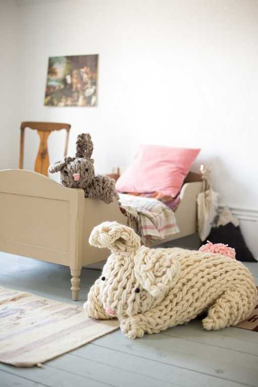 DIY - Tricoter avec les bras un lapin géant réconfortant (photo 3) - Ma Folie Des Fêtes